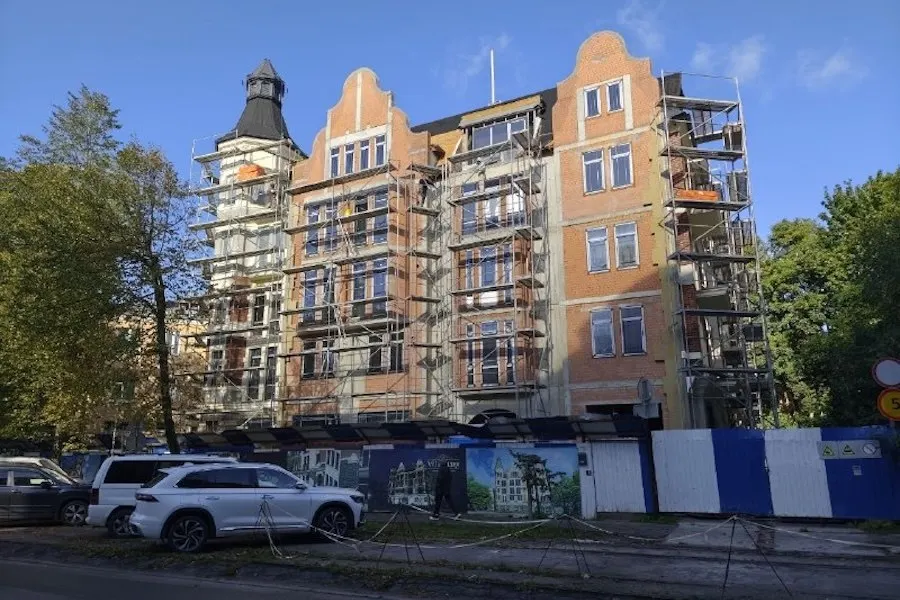Комитет Калининграда зафиксировал нарушения благоустройства на строительной площадке у начала проспекта Победы; застройщица — Наталья Мазилкина, сестра Андрея Кропоткина.