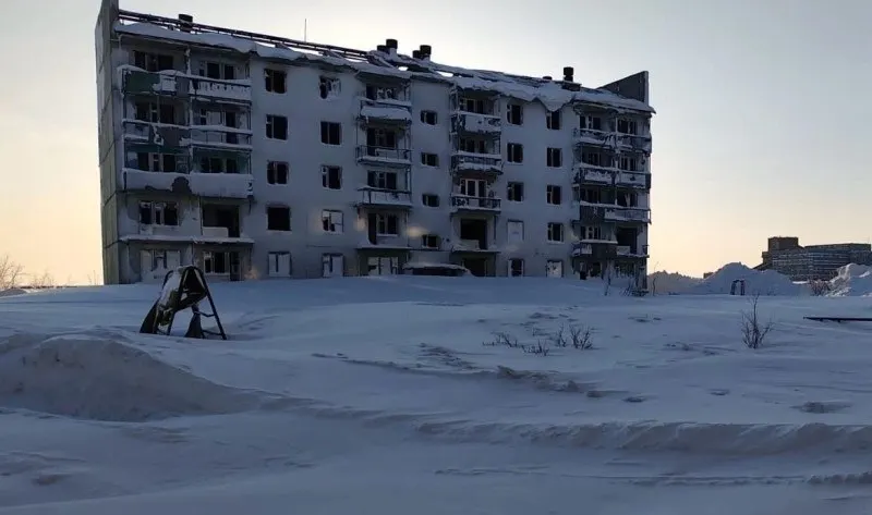 Автобусное сообщение между городом Воркутой и поселком Заполярный прекращено. Посёлок признан неперспективным и планируется закрытие в текущем году; остаётся лишь одна семья в аварийном доме, власти будут добиваться её выселения.