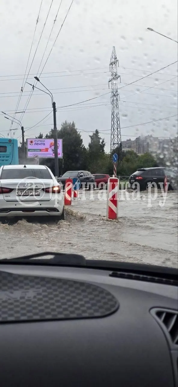 Из-за утечки холодной воды на проезжей части образовалось затопление. Специалисты водоканала проводят обследование территории, локализацию утечки и отвод воды.