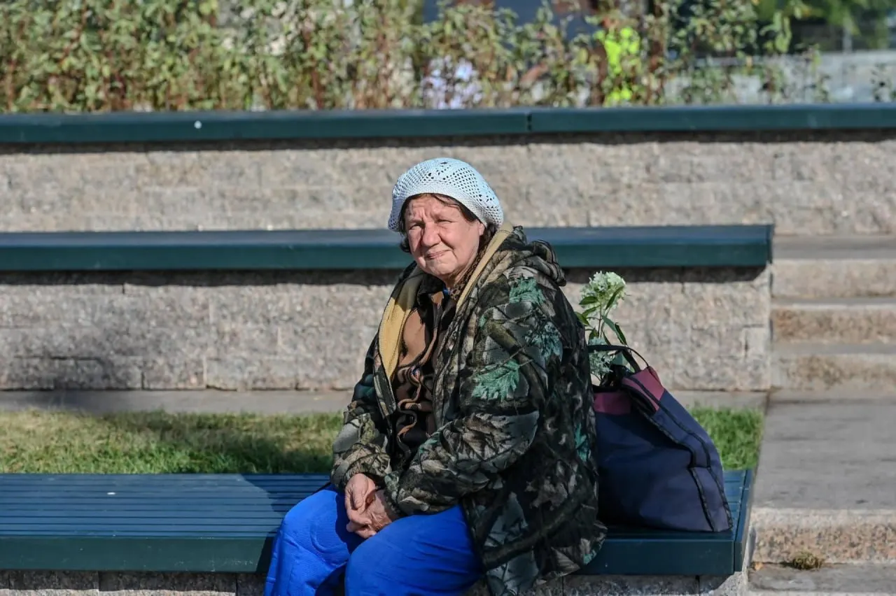 В Омске продолжается озеленение: новые гортензии появились в общественных пространствах благодаря участию жителей и школьников возле обновлённой набережной у Омской крепости.