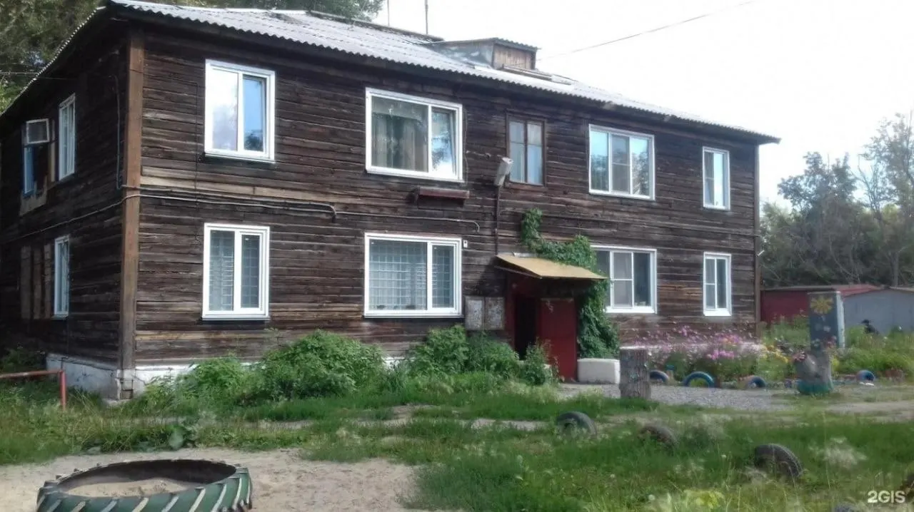 Пять аварийных домов в Затоне останутся до 2029 года, решение о сносе принято с переносом сроков. Здания возведены в 1950‑е — 1960‑е годы.