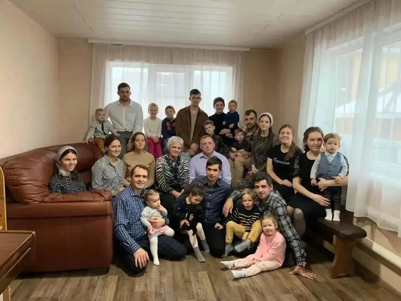 Эмилия Савина из Волжского района родила и вырастила 11 детей. Ей присвоено звание «Мать-героиня» за вклад в укрепление семейных ценностей.
