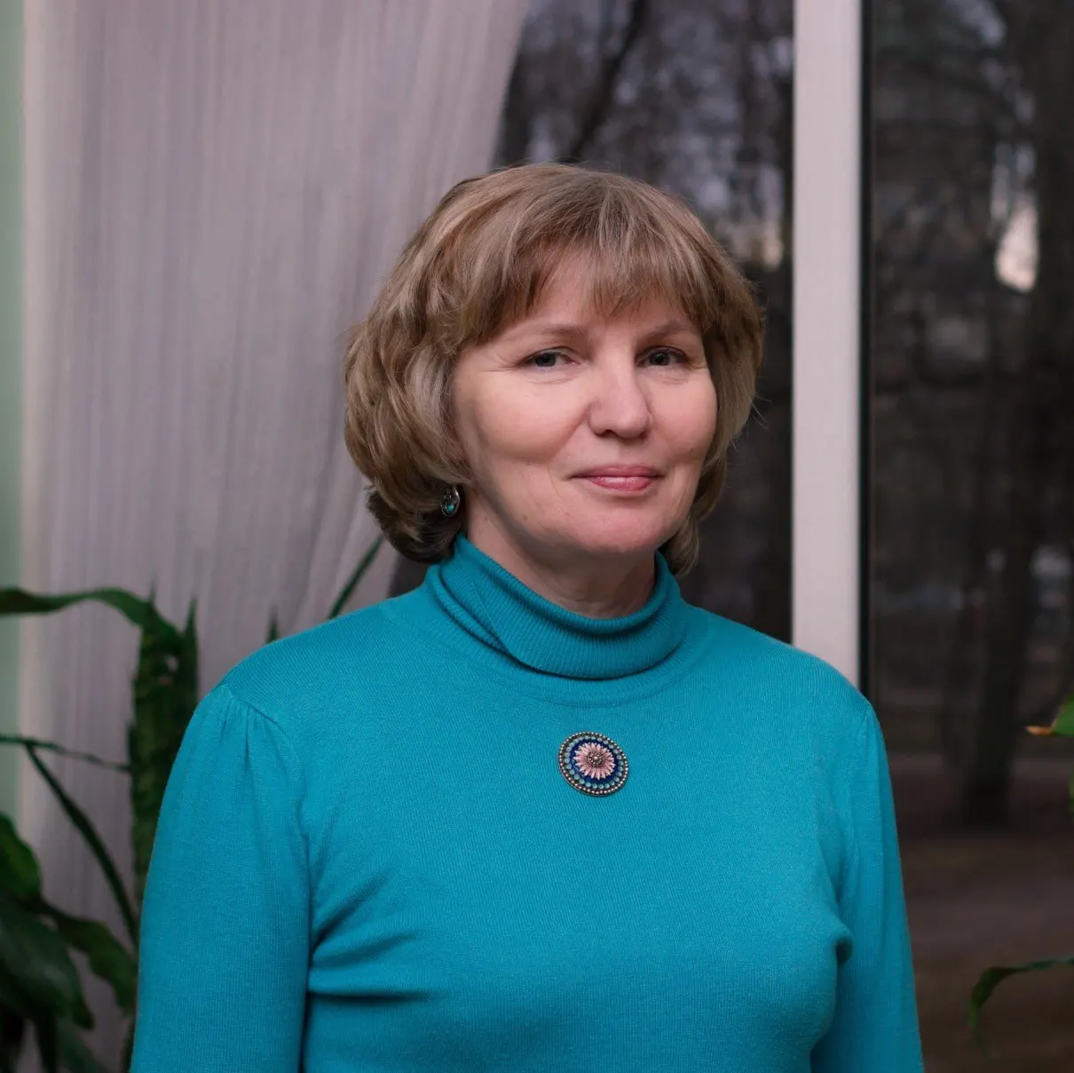 65-летняя заведующая кафедрой истории РГПУ им. Герцена уволена после того, как старые публикации в соцсетях с политической символикой были восприняты как демонстрация запрещенной символики.