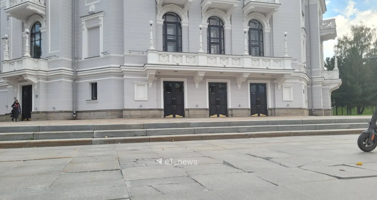 Жители Екатеринбурга возмущены состоянием покрытия у входа в Театр оперы и балета; власти обещают повторный ремонт после летних работ.