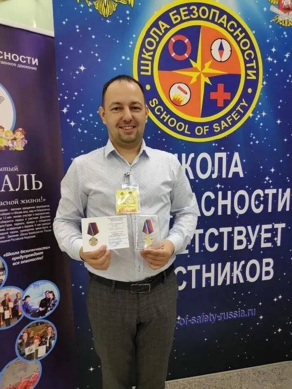 Учитель физики и информатики погиб в зоне боевых действий; школа переименована в его честь, родители спорили об отправке на фронт.