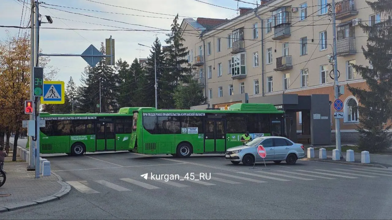Из-за празднования дня города в центре города ограничено движение, на площади работают досмотровые пункты.