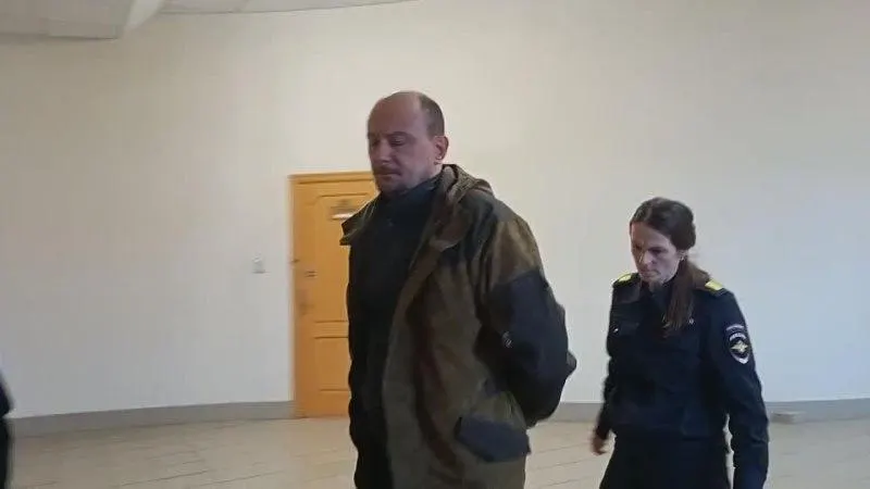 Суд вынес наказание в рамках дела о реконструкции теплосетей: 10 лет колонии строгого режима, штраф 5 млн рублей, конфискация 2,692 млн рублей и запрет занимать должности на восемь лет. Адвокат планирует обжалование.