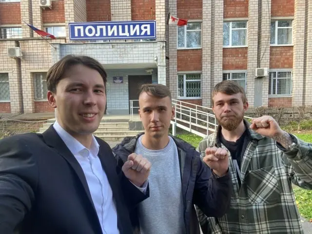 Сообщается о задержаниях наблюдателей и членов избиркома, их доставке в полицейский участок и предстоящем суде; материалы связаны с предстоящими выборами.