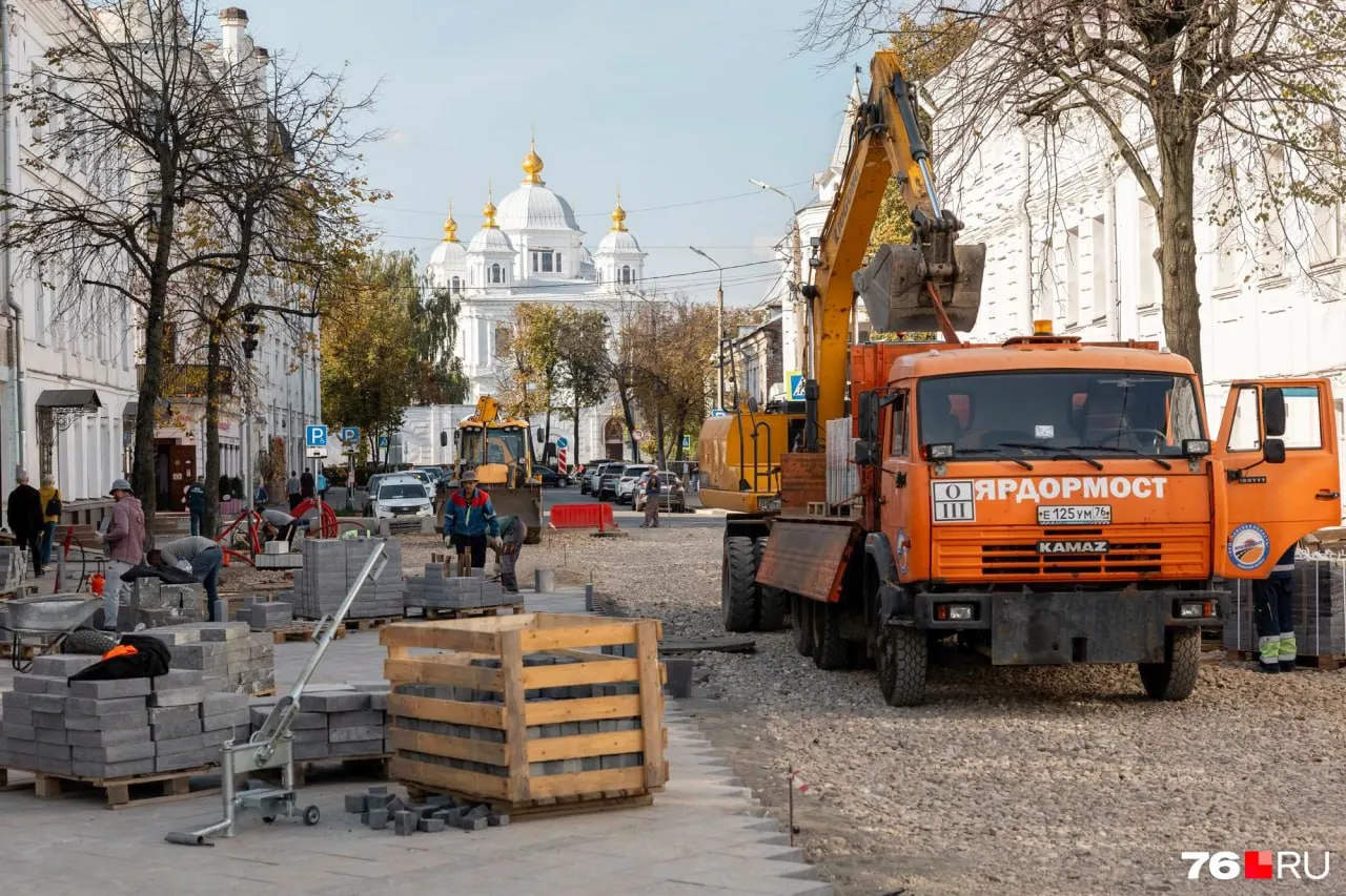Реконструкция главной пешеходной улицы идёт по графику: часть работ выполнена, завершение запланировано на 1 октября.