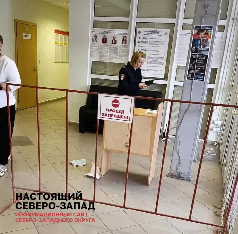 После инцидента мужчину задержали и доставили в отделение полиции; ситуация зафиксирована на участке.