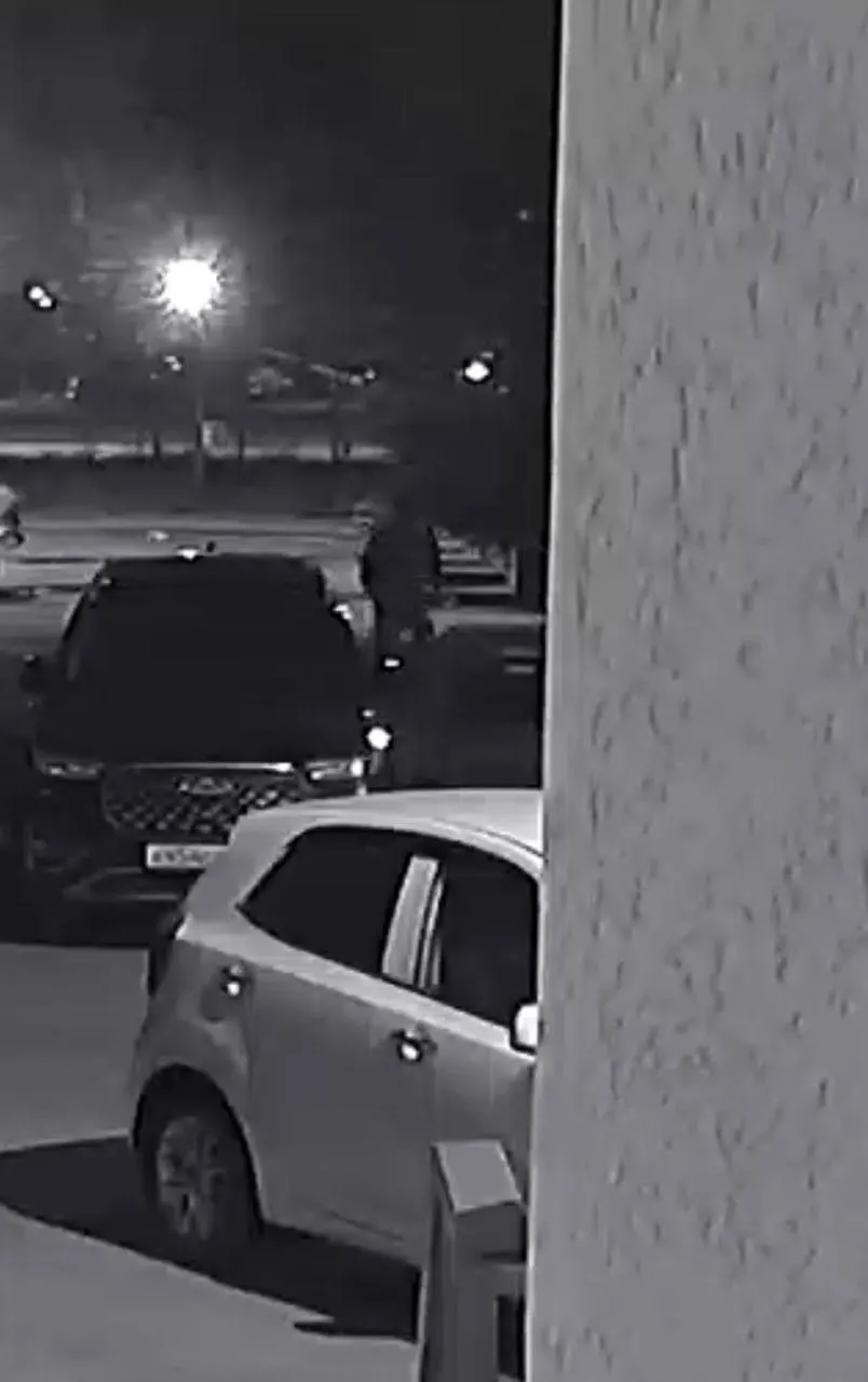 Жители района жалуются на ночные проколы шин припаркованных автомобилей.