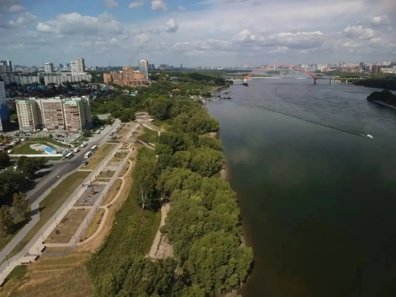 Победивший в голосовании парк в Новосибирске готов к дальнейшим работам: на благоустройство выделено 263,4 млн рублей, запланирована высадка деревьев и многолетних цветов.