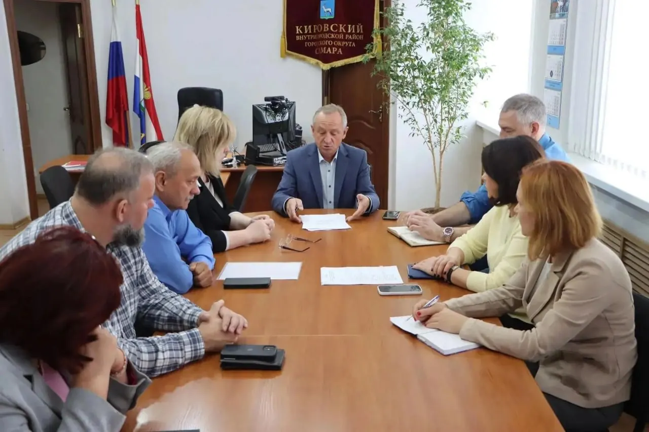 После объявления об отставке Игоря Рудакова район продолжает работать: он проводит оперативные совещания, отвечает на обращения жителей и держит ситуацию под контролем.