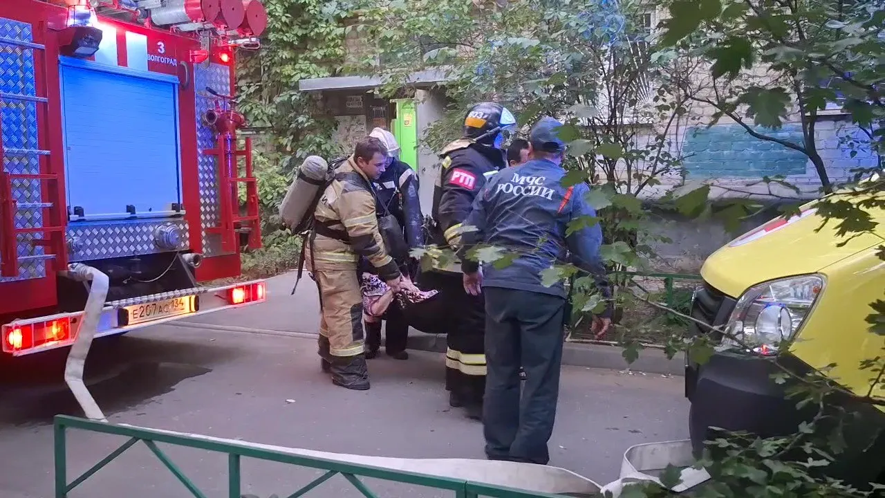88-летняя женщина пострадала во время пожара в многоквартирном доме и сейчас находится в реанимации; врачи делают всё необходимое для сохранения её жизни.