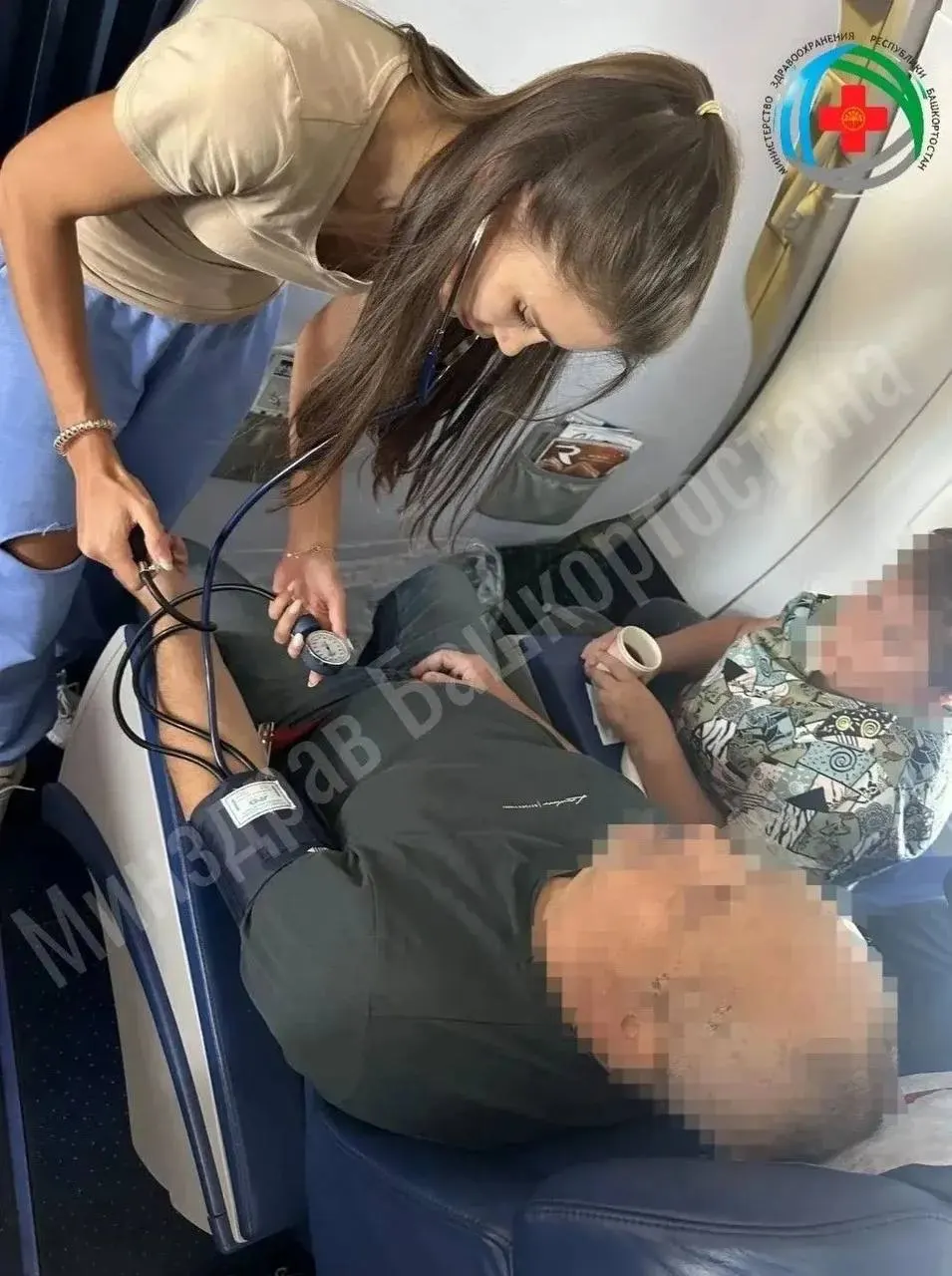 Во время полета медицинский специалист оказал помощь мужчине с тяжёлым ухудшением самочувствия; давление вернулось к норме, пассажир пришёл в сознание и передан медперсоналу.