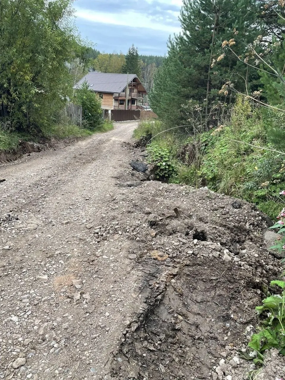 Под Красноярском дорогу в Минино засыпали смесью, похожей на строительные отходы, что вызывает опасения жителей за экологию и безопасность водостоков.