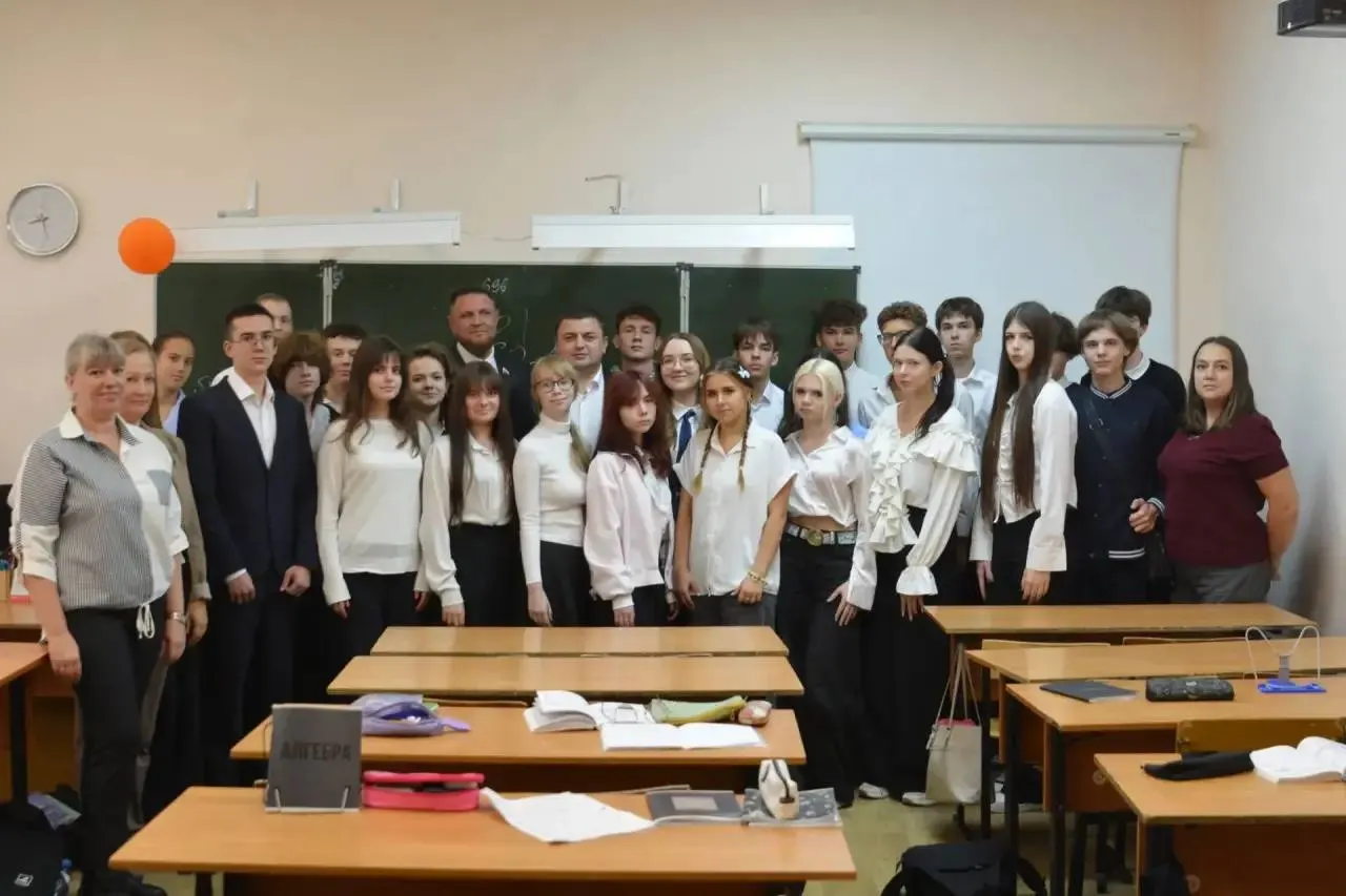 Председатель городской думы рассказал о службе, боевых операциях и значении трёх опор общества, призвав школьников выбрать путь с ответственностью.