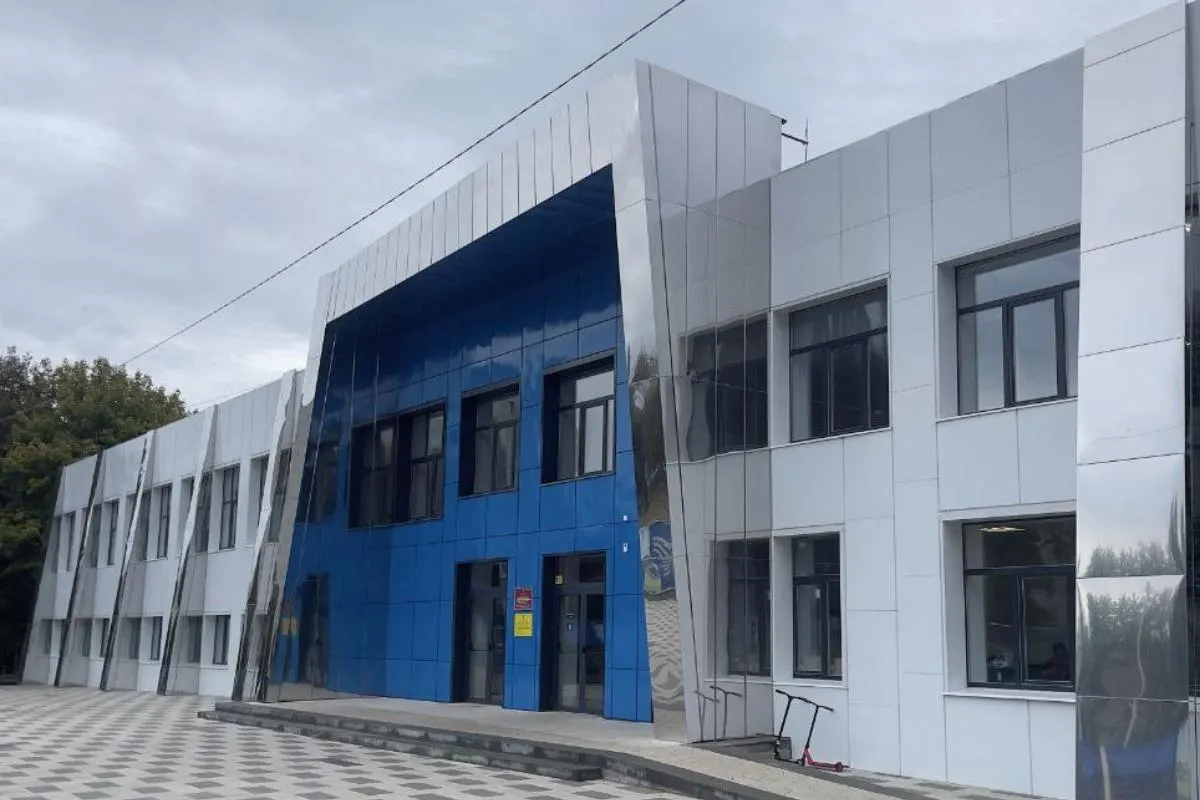 Зафиксированы попытки манипуляций на участках досрочного голосования и давление на сотрудников школ, связанные с голосованием за посторонних лиц.