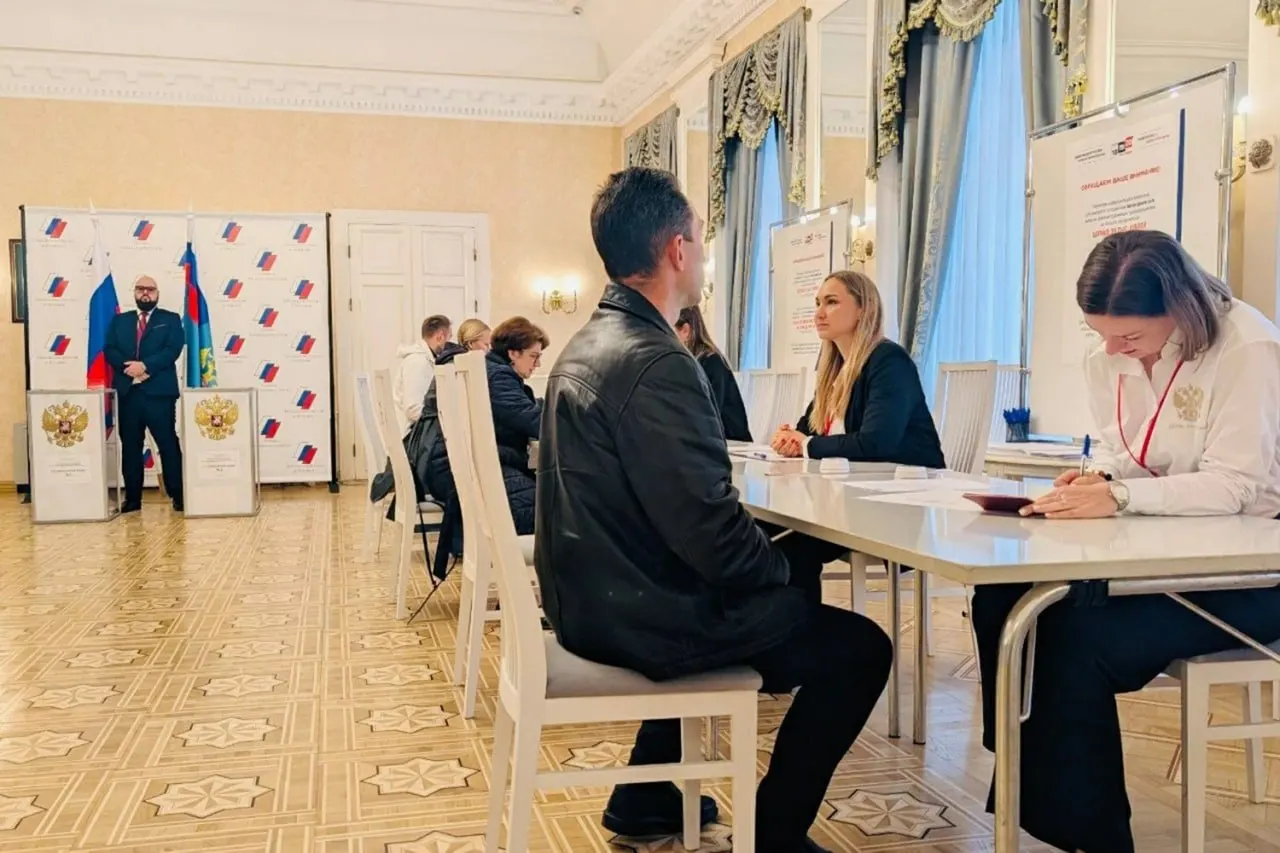 Голосование россиян за пределами страны дало переменчивые итоги: в отдельных местах партия власти занимает лидирующие позиции, в других — конкуренты.