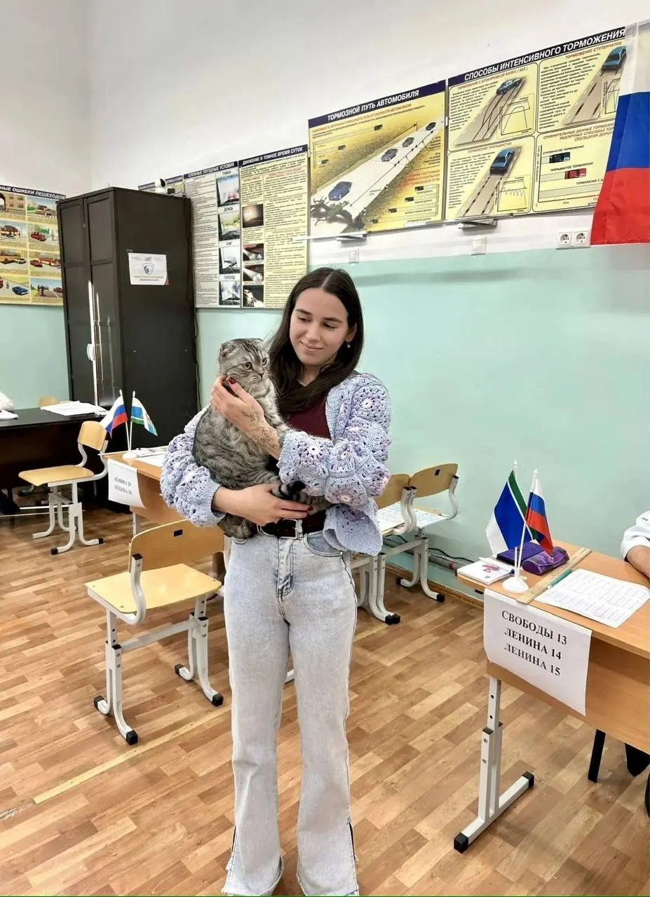 Избиратели приходят на участки вместе с пушистыми напарниками — публикуются кадры с участием животных.