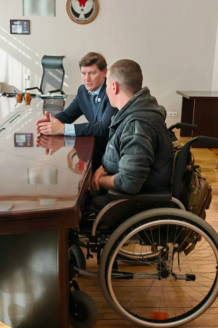 После травм в ходе СВО мужчина не может уйти из военной структуры; омбудсмен Удмуртии подключился к делу.