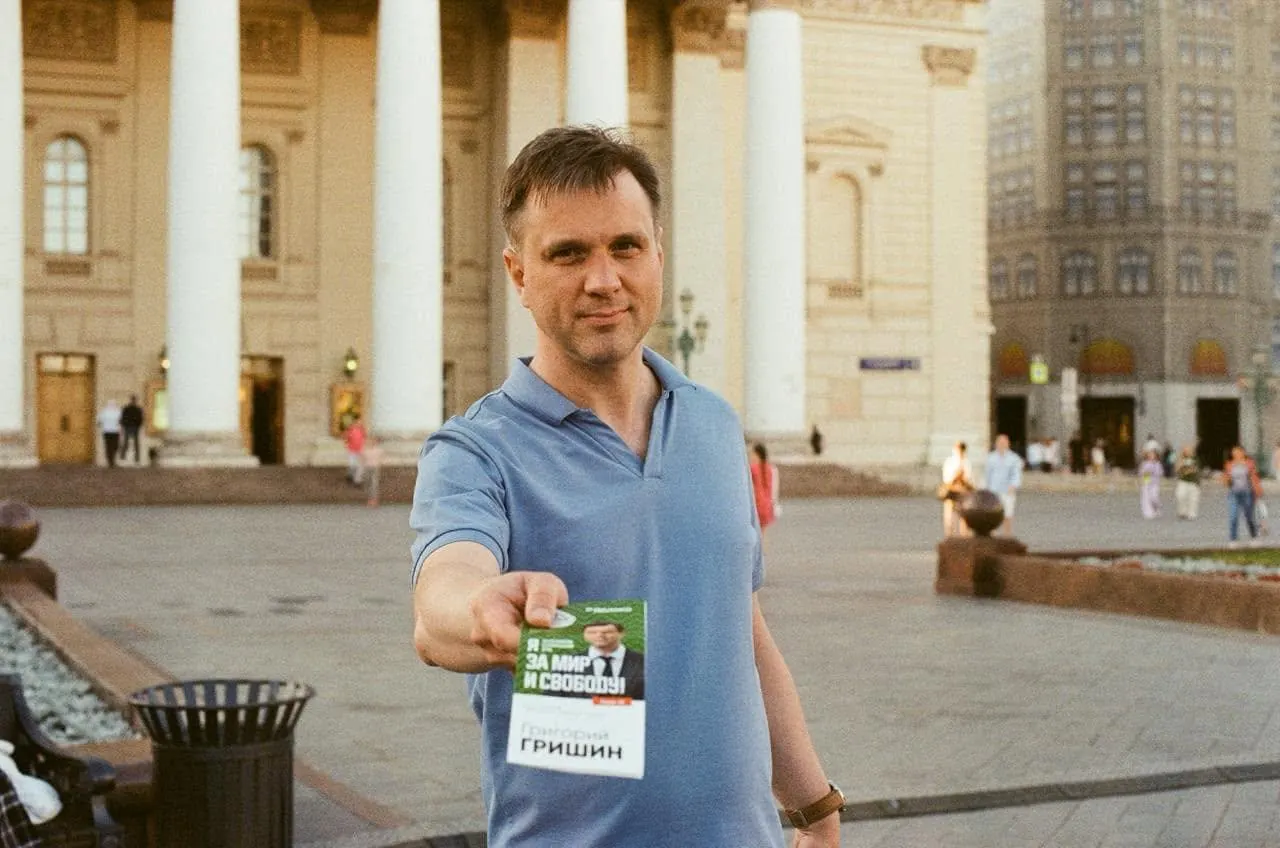 Кандидат в Госдуму по Ленинградскому округу и ещё один кандидат оказались в полиции по обвинению в демонстрации символики; суд состоится в ближайшее время.