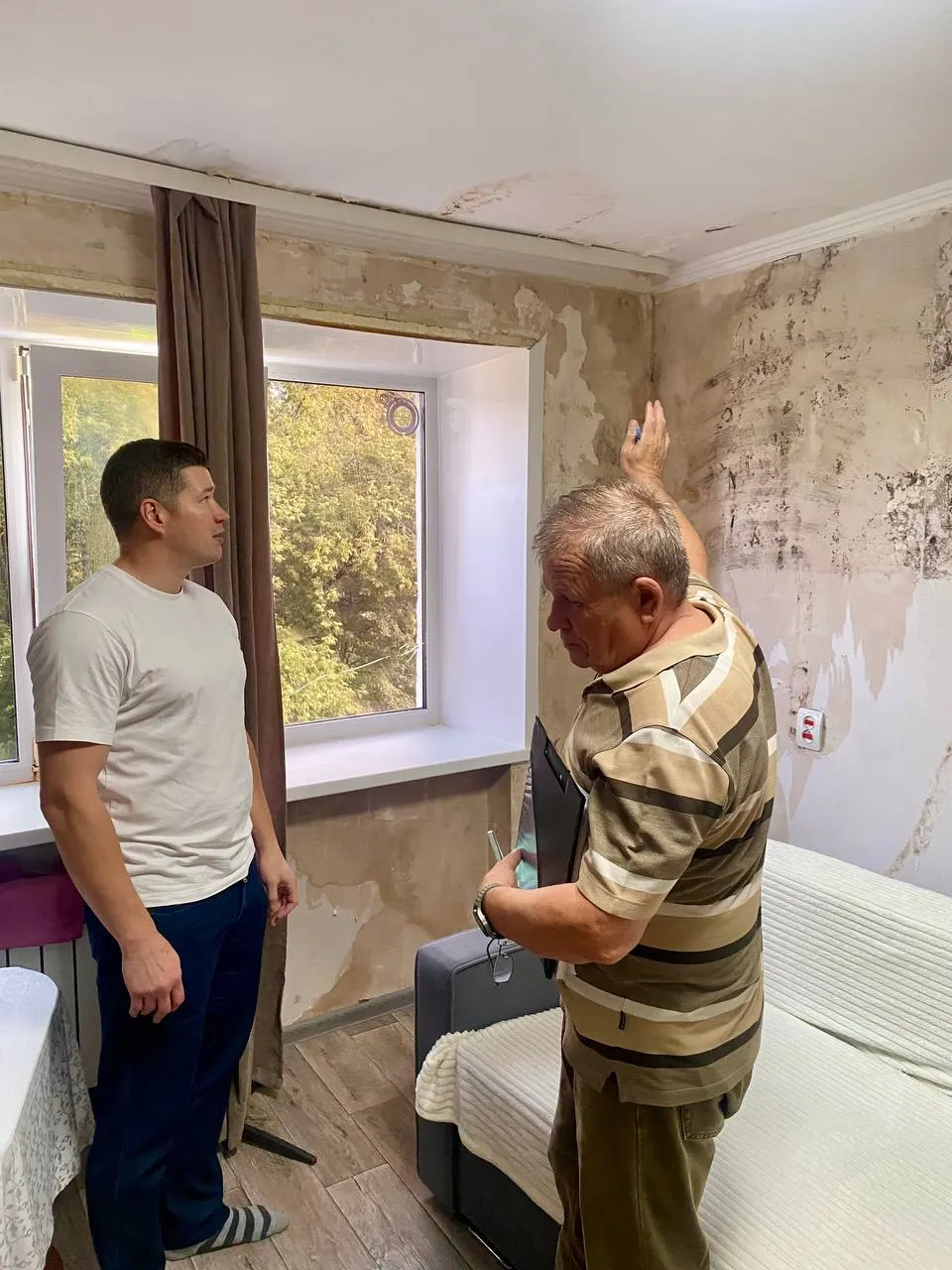 Три года проблем: плесень, аварийная проводка и спор вокруг капитального ремонта; жильцы говорят о пропавших деньгах и бездействии властей.