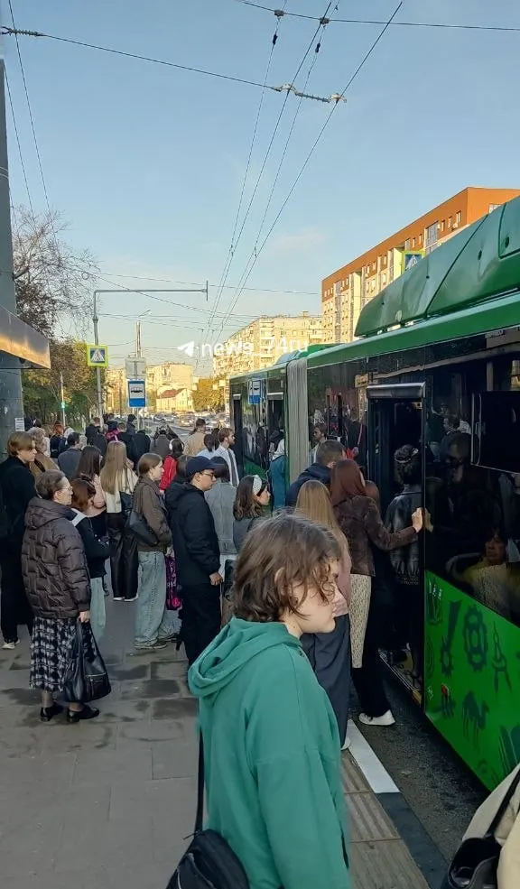 Студенты и пассажиры сообщают о перебоях с автобусами: интервалы на маршрутах 64 и 17а, планируемое усиление после отпуска, призыв делиться кадрами проездов.