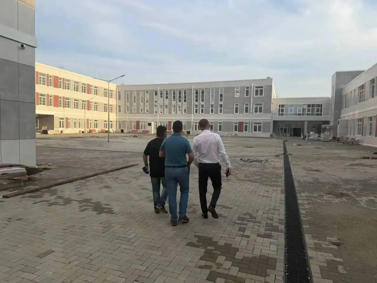 Строительство новой школы в районе Метальникова планировали завершить к Дню знаний 2026 года, однако дата остаётся ориентировочной. Родители требуют рассмотреть дистанционные формы обучения до ввода объекта в строй, ученикам на первые недели предлагают перейти к обучению в филиале.