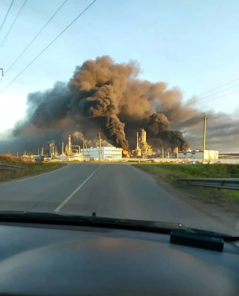 В Пермском крае погиб мужчина; в Ульяновской области пострадали восемь человек, включая ребёнка. Повреждены промышленные и гражданские объекты в нескольких регионах после массированной атаки беспилотников.