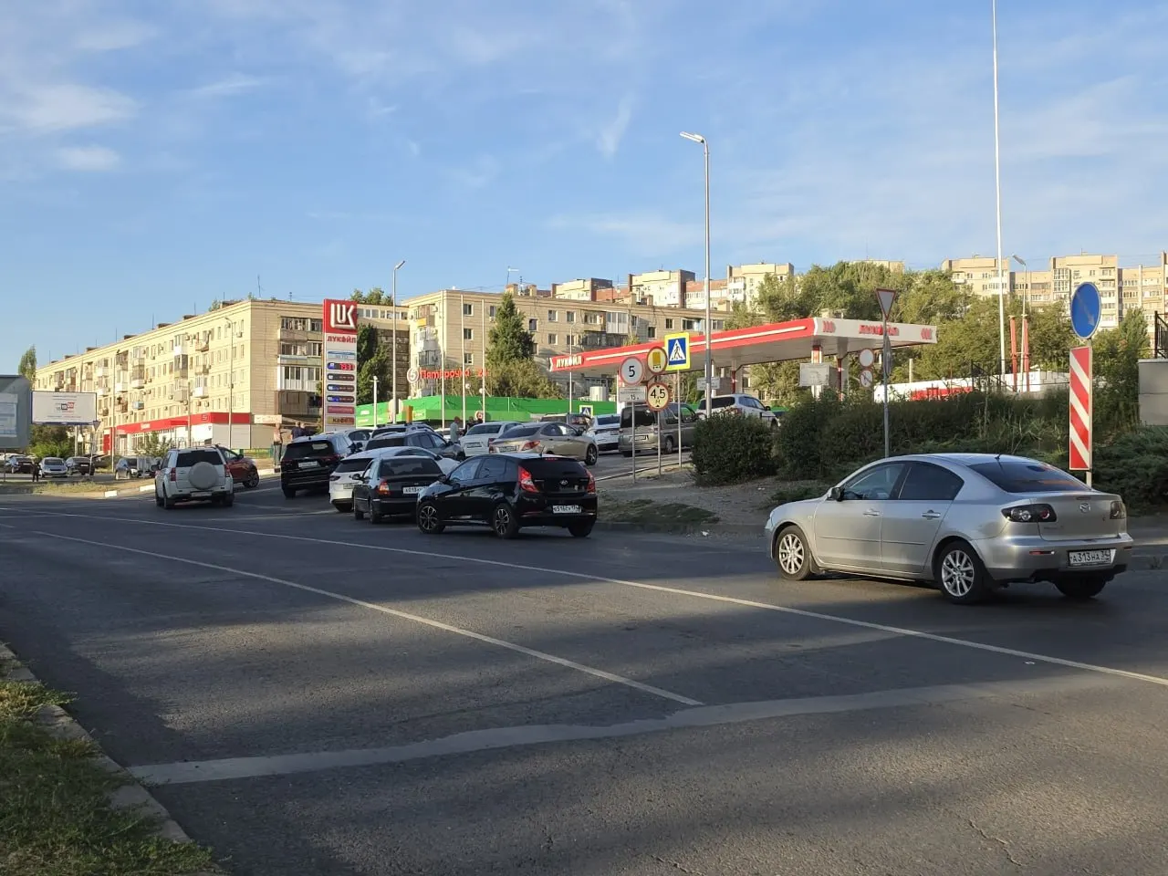 В Волгограде водителям, стоящим в очередях за топливом, начали выписывать штрафы за непристегнутые ремни. Эксперт отмечает юридическую корректность штрафов, но призывает учитывать человеческий фактор.