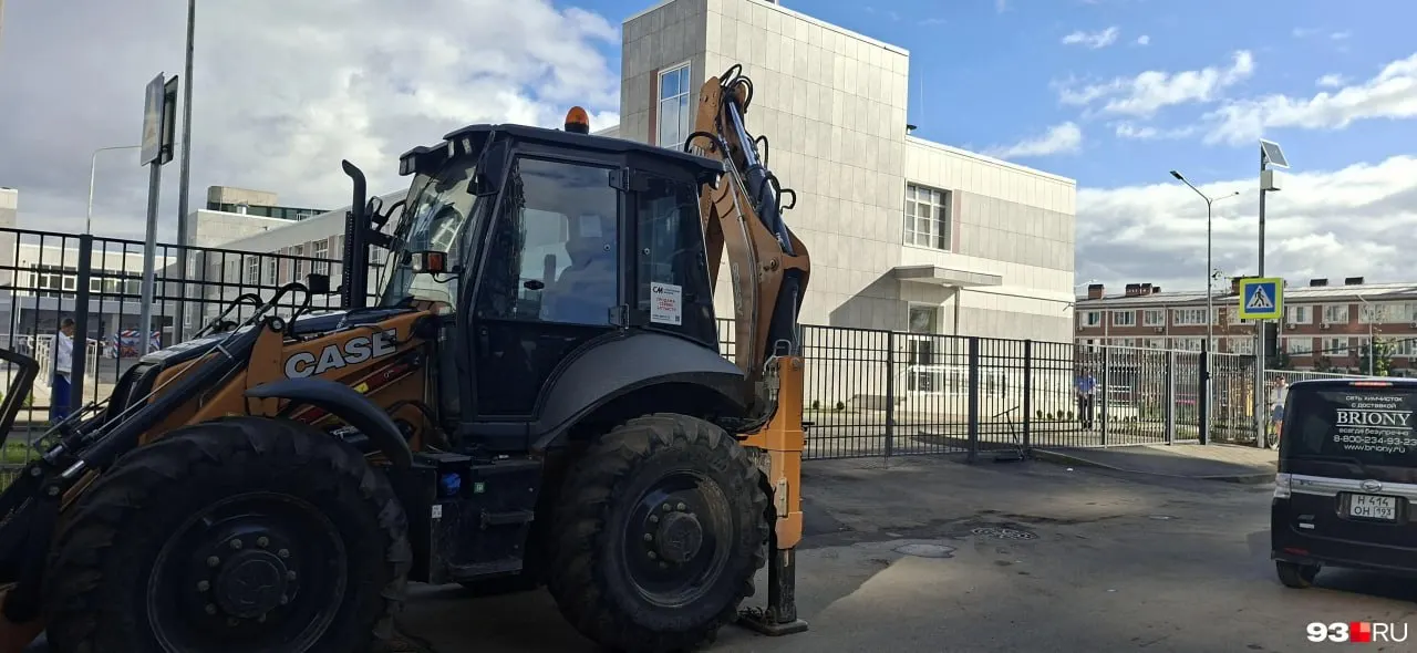 Корреспондент оценил готовность нового образовательного объекта: здание завершено, но инфраструктура вокруг нуждается в доработке.