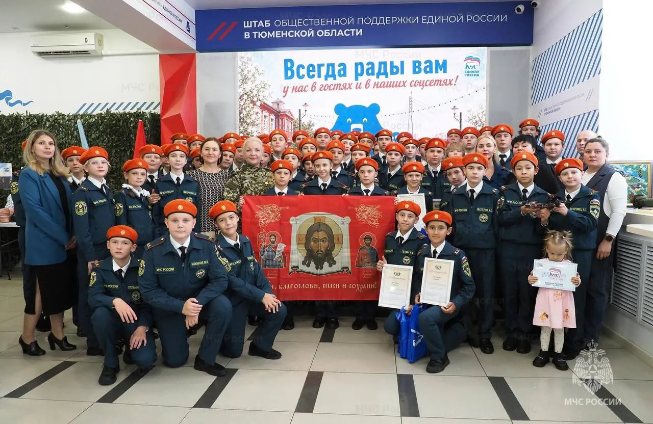 Кадетам продемонстрировали полевое снаряжение, включая антидроновые одеяла, и вручили символ кадетского движения после церемонии.