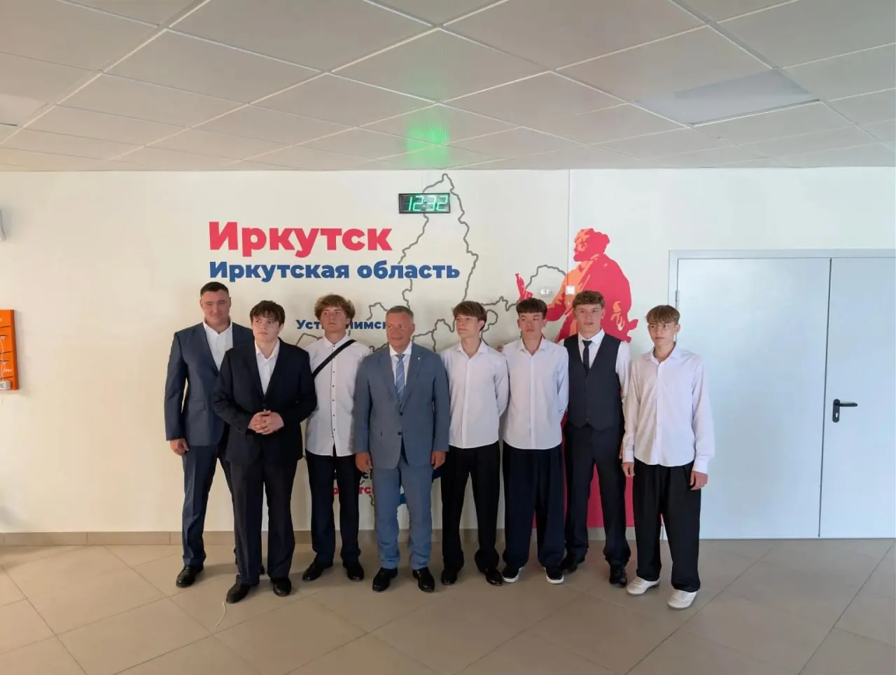 Глава региона и мэр приняли участие в линейке, обсудили подготовку к учебному году и сделали совместные фото с учащимися.