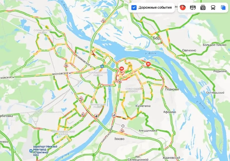 В Нижнем Новгороде в пятницу утром водители столкнулись с массовыми очередями на заправках; длина пробки достигает нескольких километров, ожидание может достигать нескольких часов.