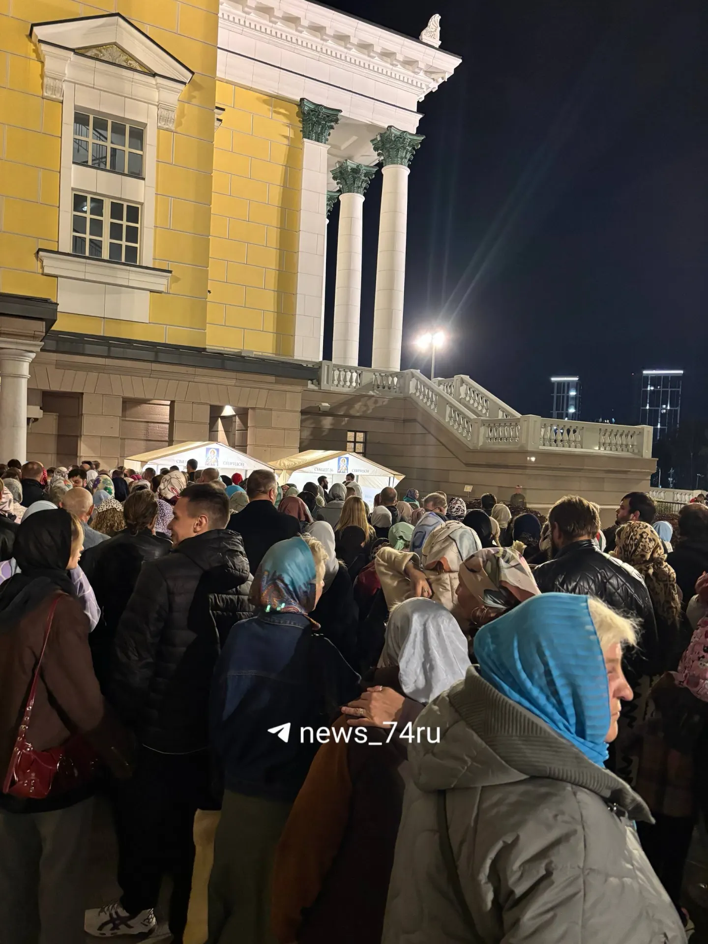 Доступ к храму открыт круглосуточно, очередь продолжается, а посетители предупреждают о жаре и долгом ожидании.