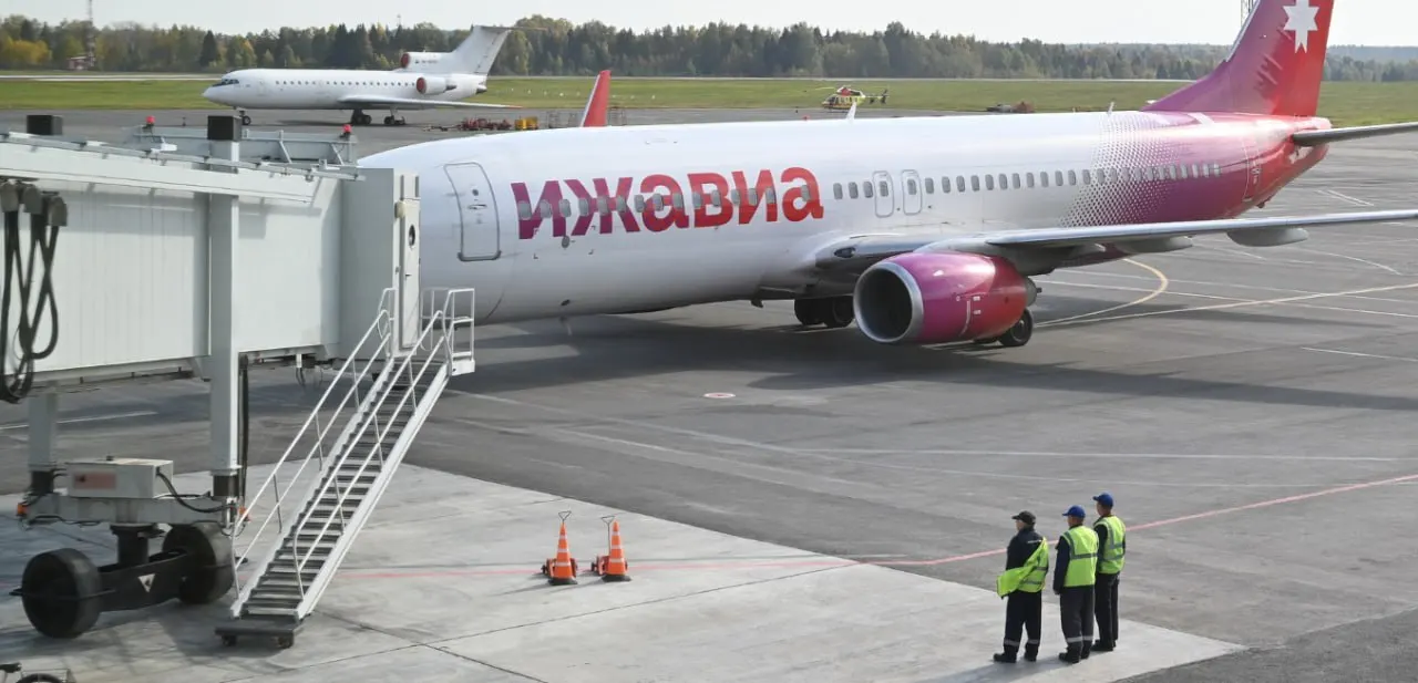 В региональной авиакомпании часть сотрудников отправлена в оплачиваемый простой, штат сокращается, часть персонала переведена в другие подразделения. Объявлены новые вакансии и индексации окладов; обсуждаются меры по защите аэропорта от беспилотников.