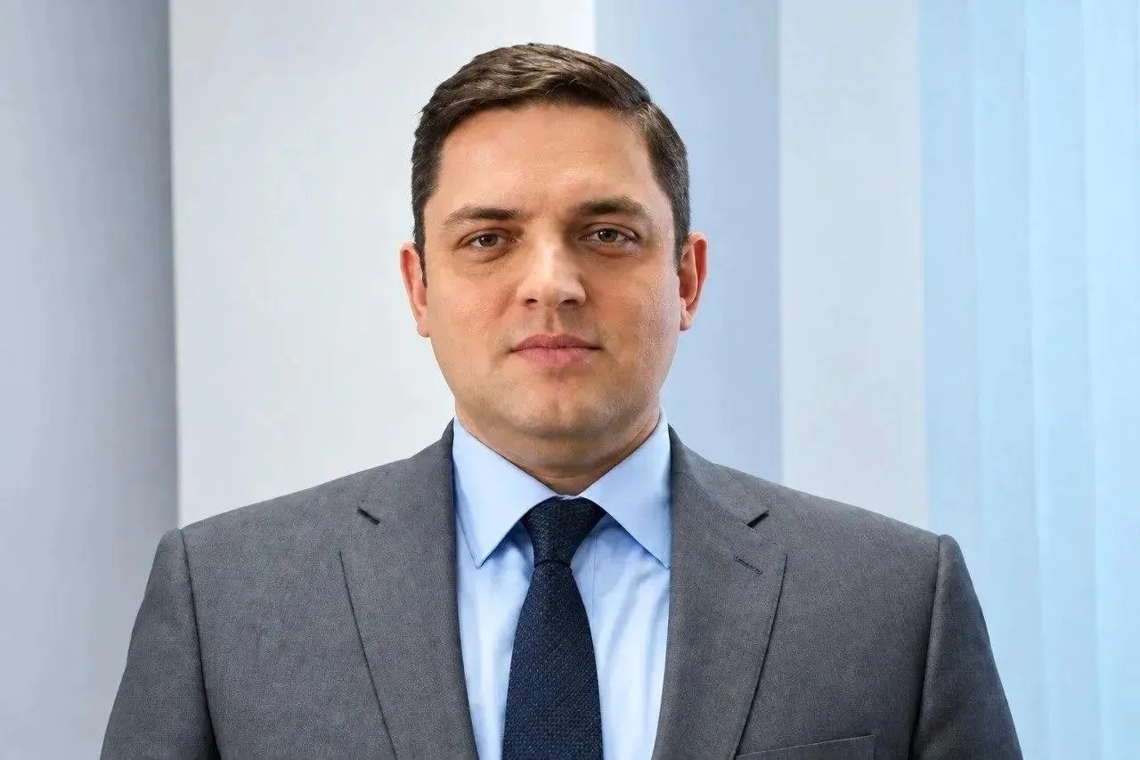 На пост председателя Омского областного суда выдвинут Романа Марченко, ранее работавшего в ФСБ и возглавлявшего Таганрогский городской суд. Кандидатуру поддержал председатель Верховного суда.