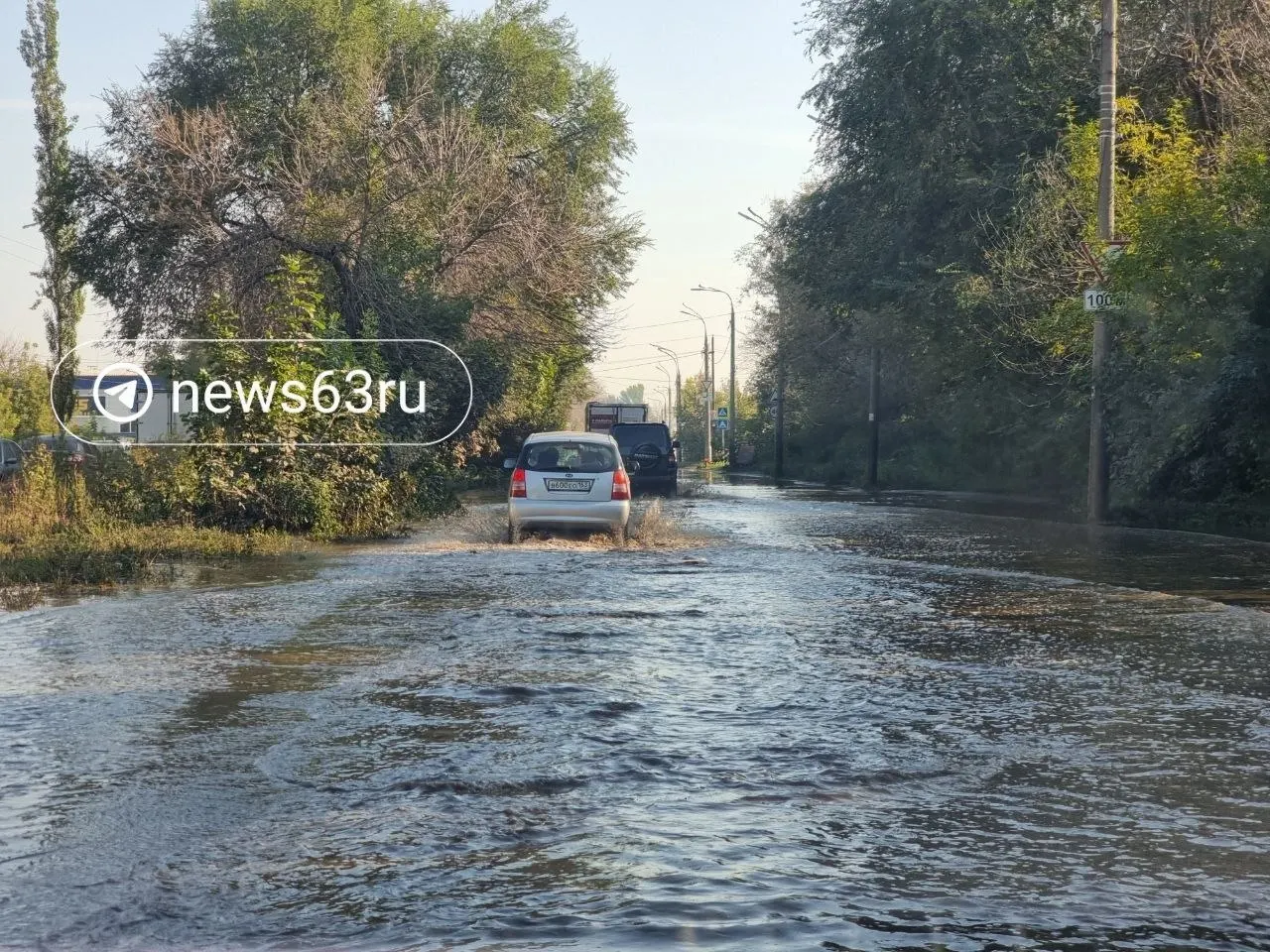 Подтопление на улице Литвинова в Зубчаниновке продолжается уже две недели; жители жалуются на условия и ждут оперативного реагирования.