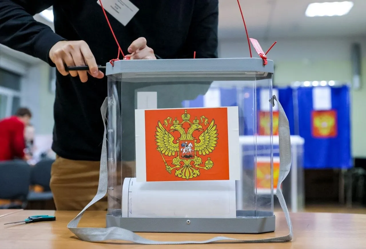По итогам опроса на выходе лидирует «Единая Россия»; за ней следуют КПРФ, ЛДПР и другие участники гонки.