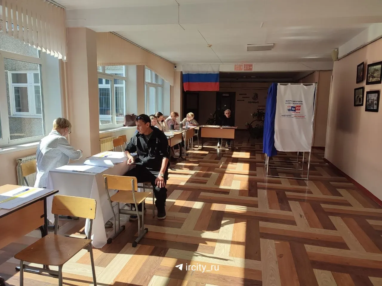 На участке №590 в 44-й гимназии зафиксирована активность голосования без нарушений; в ближайшие дни ожидается наплыв избирателей, запланированы ярмарка и концерт.