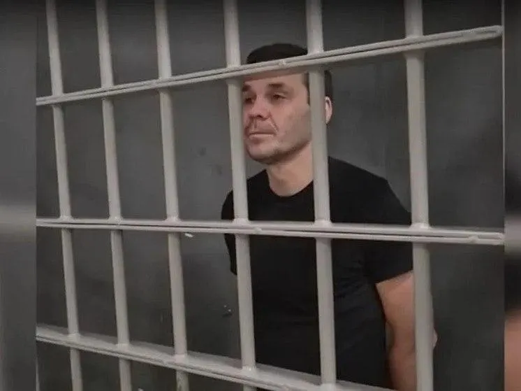 48-летний гражданин России и Швеции осужден к 14 годам колонии строгого режима, двум годам ограничения свободы и штрафу 200 тысяч рублей по делу о госизмене; обвинение связано с денежными переводами военным ВСУ.