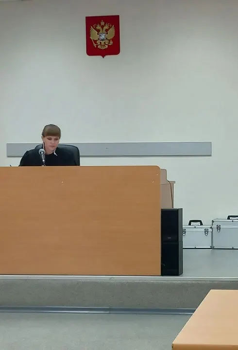 В Петрозаводском городском суде завершается процесс Руслана Гусейнова; прокурор запросил три года условно за травму подполковника полиции; показания свидетелей спорят, доказательства подвергаются критике.