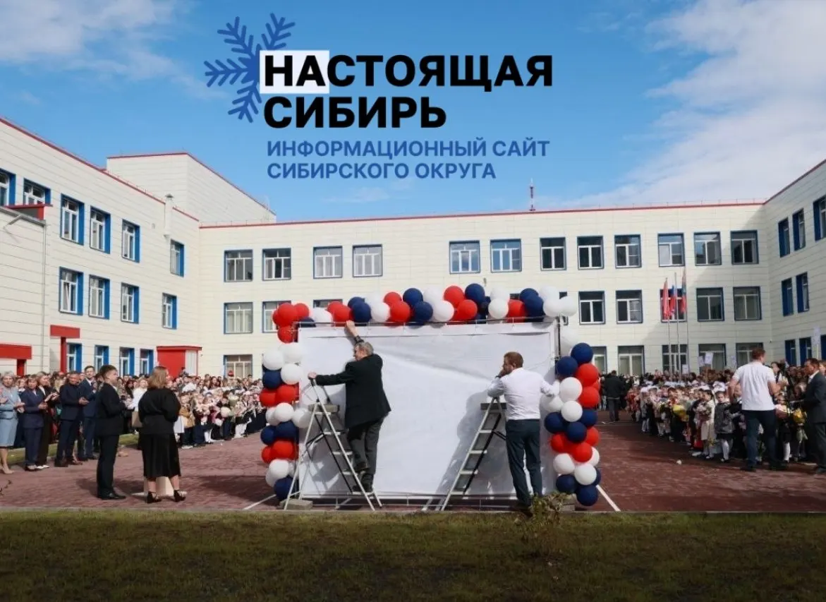 На линейке губернатор затронул тему технологического суверенитета, а праздник сопровождался бытовыми эпизодами: падающий баннер и ремонт тротуаров.