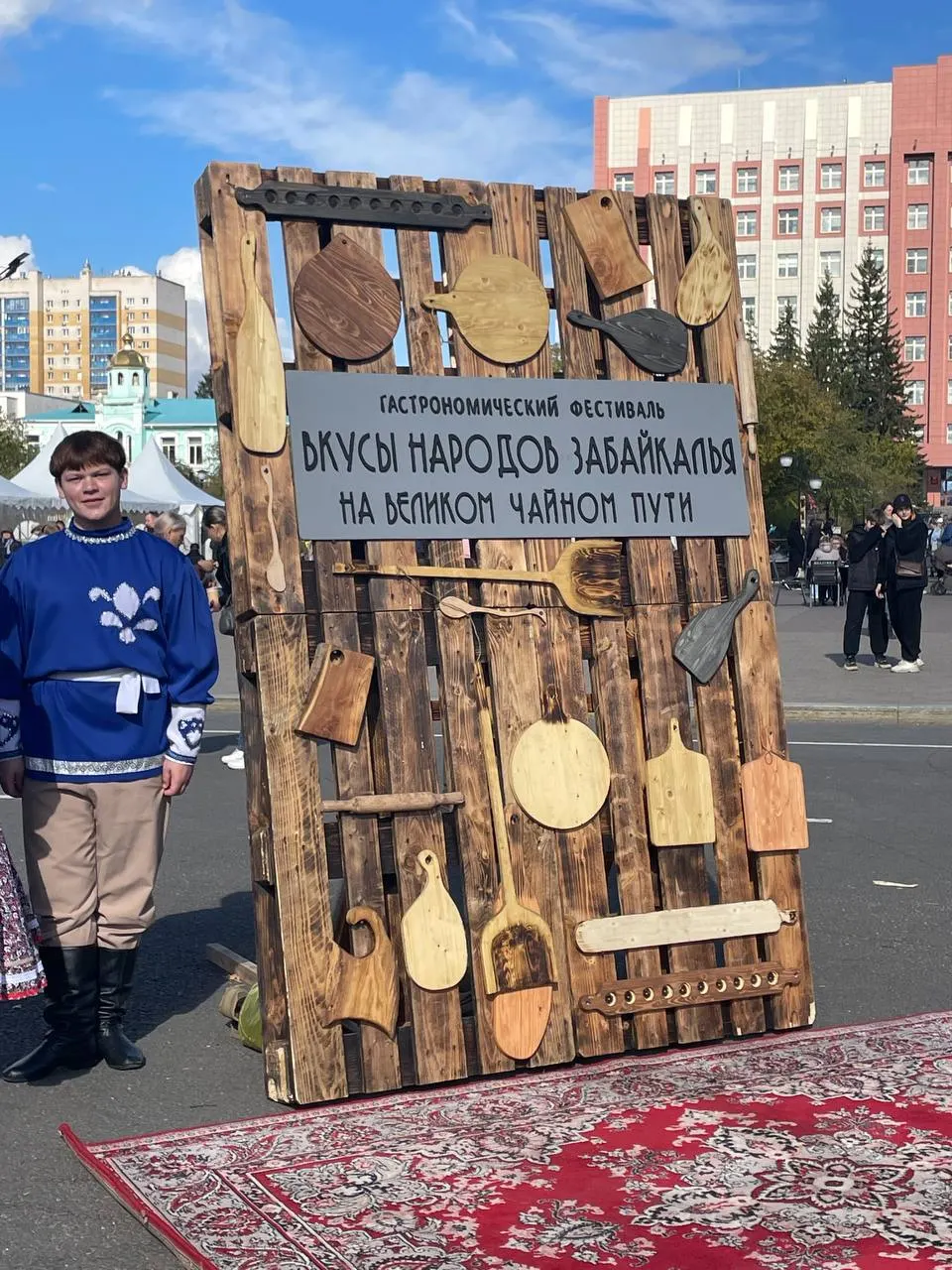На площади Ленина местные повара, производители и музыканты демонстрируют сочетания традиций России, Монголии и Китая; мастер-классы, ярмарка и дегустации. Организаторы планируют сохранить блюда фестиваля в меню участникам.