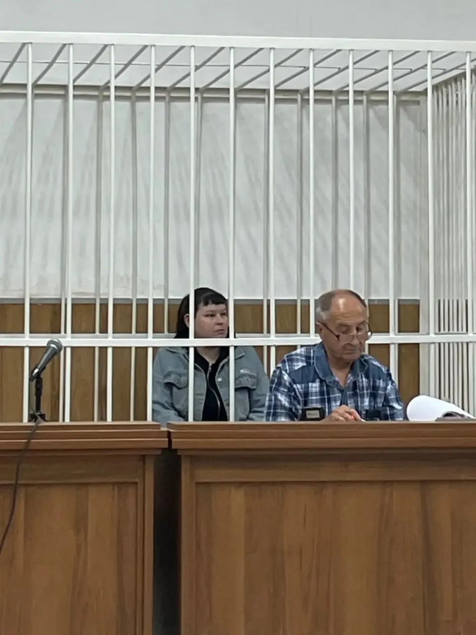 Заседание прошло без ограничений, адвокат и подсудимая не возражали против присутствия прессы; съемка разрешена.