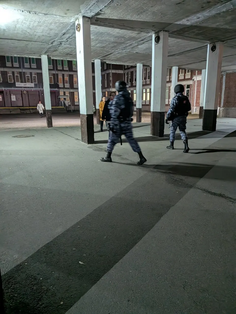 Во время подсчета голосов в школе № 147 поступило сообщение о «заминировании». Участок №986 эвакуировали, здание осмотрели; возвращение внутрь было разрешено спустя примерно 20 минут.