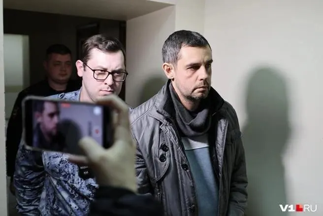 Известный волгоградский журналист, обвиняемый в крупном вымогательстве, пытался снять арест с доли в квартире; суд отказал в иске, имущество осталось под арестом.