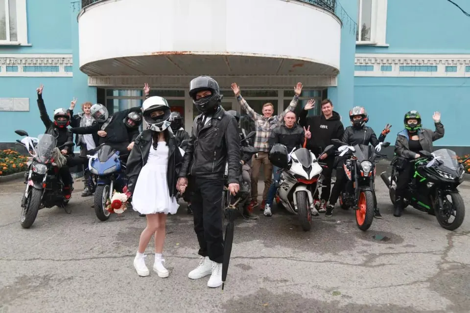 Свадебное торжество прошло на байках — пара приехала вместе на мотоцикле, гости поддержали стиль праздника.