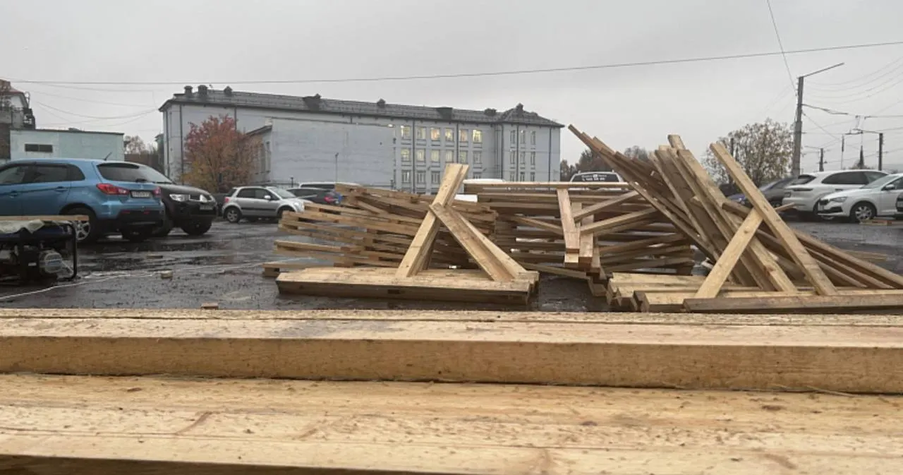 На участке вдоль Ленинградской запланировано возведение современного торгово-делового центра с общественной парковкой на более чем 100 мест. Окончание проекта намечено на 2028 год.